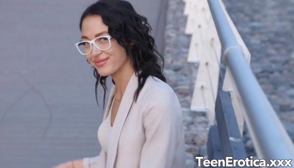 Flaca sensual follada por desconocido